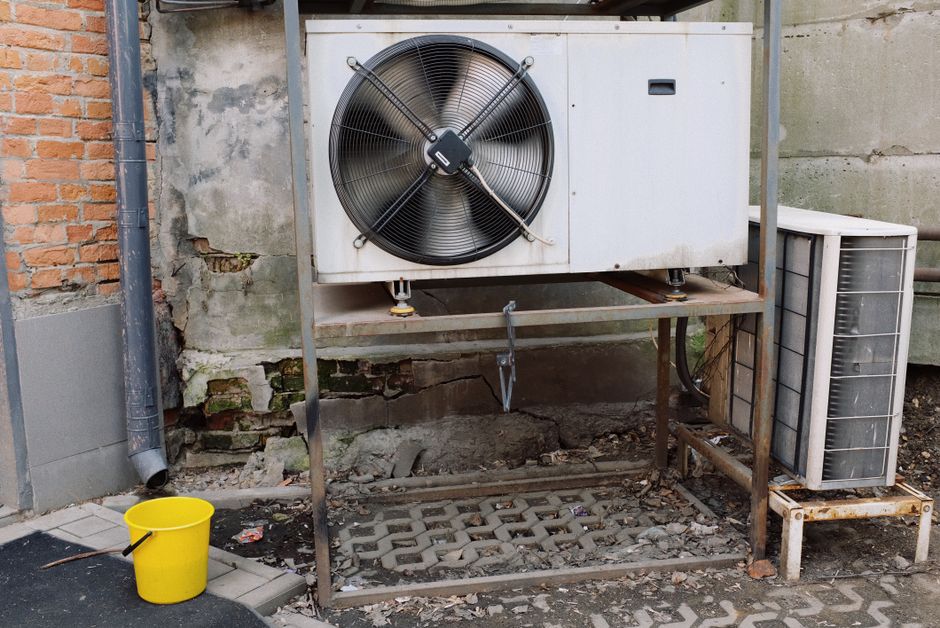 住宅の壁際に設置されたエアコンの室外機