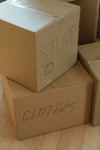 引越しに向けてラベルを貼った段ボール箱を積み上げた様子。富山で便利屋に荷造り・荷物運びを頼むイメージ