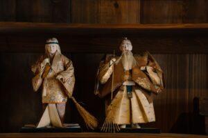 棚に飾られた高砂人形などの日本人形（富山での人形の処分・供養のイメージ）