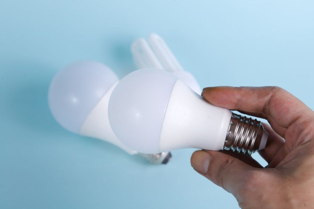 蛍光灯から付け替えるLED電球を手に持っている様子
