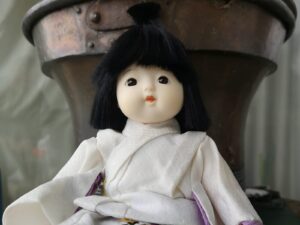 白い着物を着たおかっぱ頭の市松人形（富山での日本人形・市松人形の処分・供養のイメージ）
